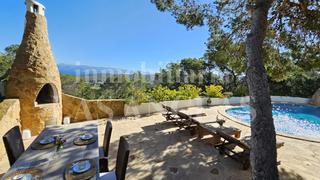 Haus in Cala Vedella-Cala Tarida. Atractiva villa en un entorno tranquilo con vistas al mar y a la