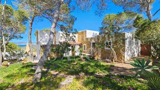 Casa a Cala Vedella-Cala Tarida. Romántica casa en ubicación elevada con preciosas vistas al mar