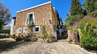 Masia a Sant Josep. Hermosa finca histórica reformada rodeada por un exuberante jard