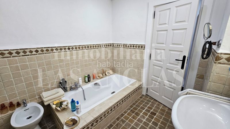 Foto b10df8e6-708e-4c63-9a25-e3c1739a8d90. Casa pareada hermosa casa pareada de una planta con jardín cerca de la playa en Santa Eulària