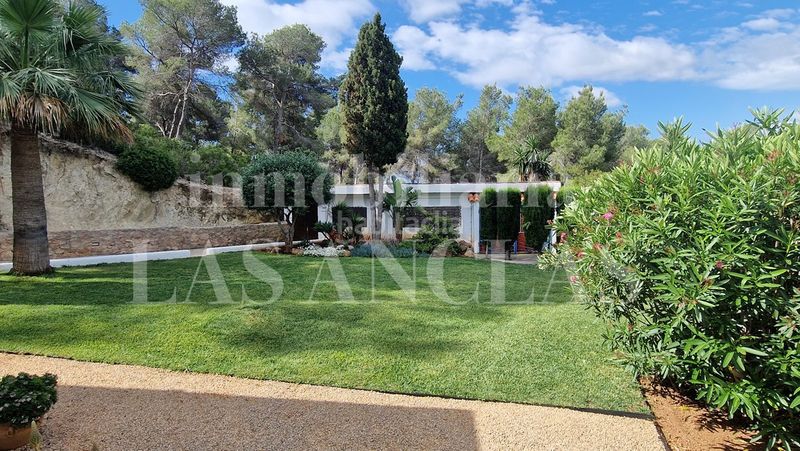 Foto edb66f9a-a54b-4507-bc74-0f85d6dfc3d4. Casa pareada hermosa casa pareada de una planta con jardín cerca de la playa en Santa Eulària