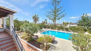 Casa a Jesús. Preciosa villa estilo finca con licencia turistica, pista de ten