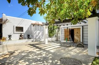 Casa a Sant Josep. Romantica villa de una sola planta con casa de invitados cercana