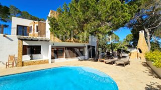 Haus in Cala Vedella-Cala Tarida. Atractiva villa en un entorno tranquilo con vistas al mar y a la