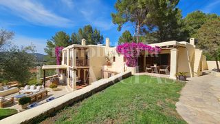 Masia a Sant Antoni de Portmany. Villa de estilo ibicenco con amplio jardín y hermosas vistas al