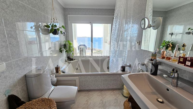 Foto 02438f91-7765-430f-bbfa-2b08a9088826. Casa adosada frente al mar con acceso a la playa! luminoso adosado de esquina con vistas de ensueño en Santa Eulària