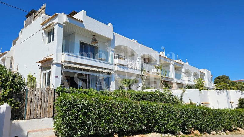 Foto 34045eb4-5985-48f1-b616-9fb90ce54c56. Casa adosada frente al mar con acceso a la playa! luminoso adosado de esquina con vistas de ensueño en Santa Eulària