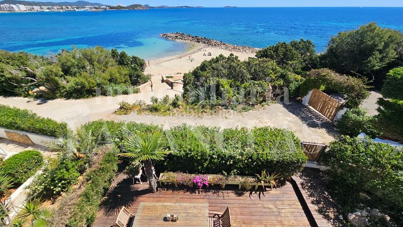 Foto bed0b4d0-e18e-4232-9b34-c275332f4f75. Casa adosada frente al mar con acceso a la playa! luminoso adosado de esquina con vistas de ensueño en Santa Eulària