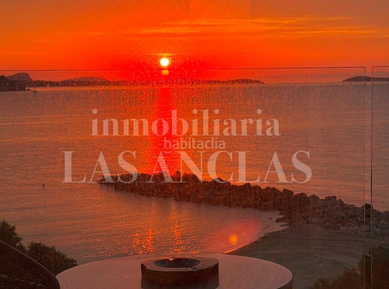 Foto d3f6732b-6fee-46ff-abfc-1d6497858e65. Casa adosada frente al mar con acceso a la playa! luminoso adosado de esquina con vistas de ensueño en Santa Eulària