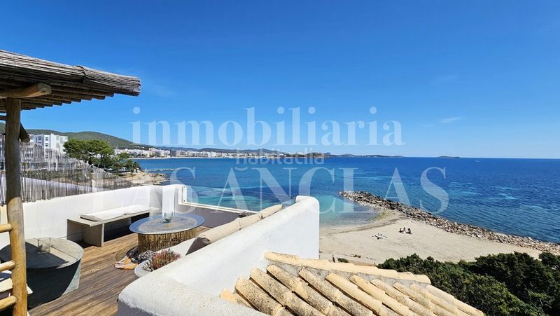 Foto e3dbbcd8-e3c7-4659-ad53-6322cd350596. Casa adosada frente al mar con acceso a la playa! luminoso adosado de esquina con vistas de ensueño en Santa Eulària