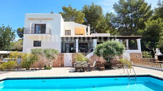 Casa a Jesús. Amplia villa con licencia de alquiler, pista de tenis y vistas a