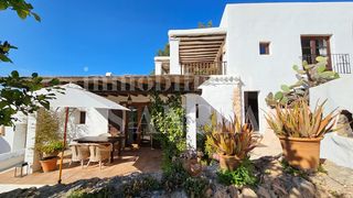 Masia a Jesús. Idílica finca ibicenca renovada en zona tranquila y vistas al ca