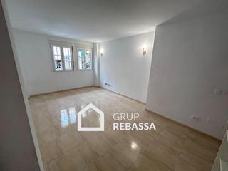 Ground floor in Marquès de Fontsanta. Planta baja seminueva con terraza y mucha luz en marquès de la f