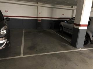 Alquiler Parking coche  Emili grahit. Plaza de aparcamiento de rayas  vehículo medio