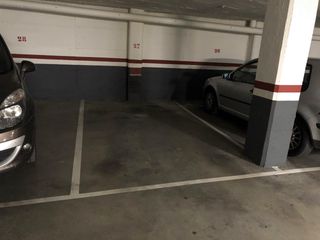 Miete Autoparkplatz  Emili grahit. Plaza de aparcamiento de rayas  vehículo medio