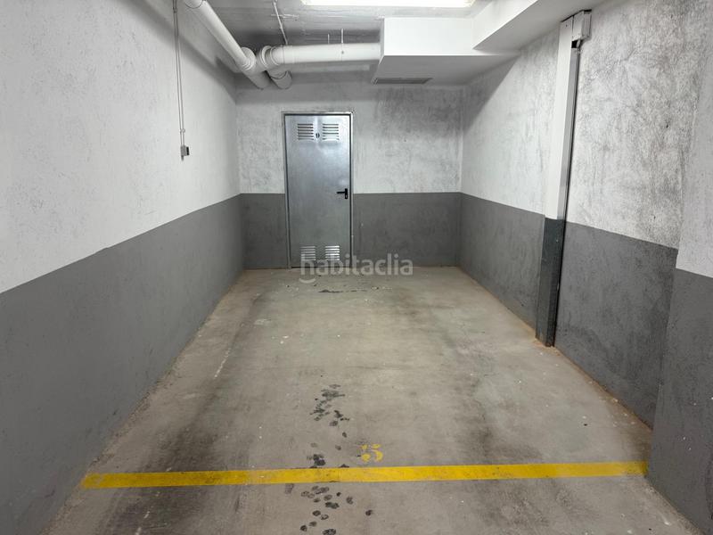 Foto cd94c23b-cee3-490e-b0d8-fb3ecc74fe00. Parking voiture dans Santa Eugenia Girona