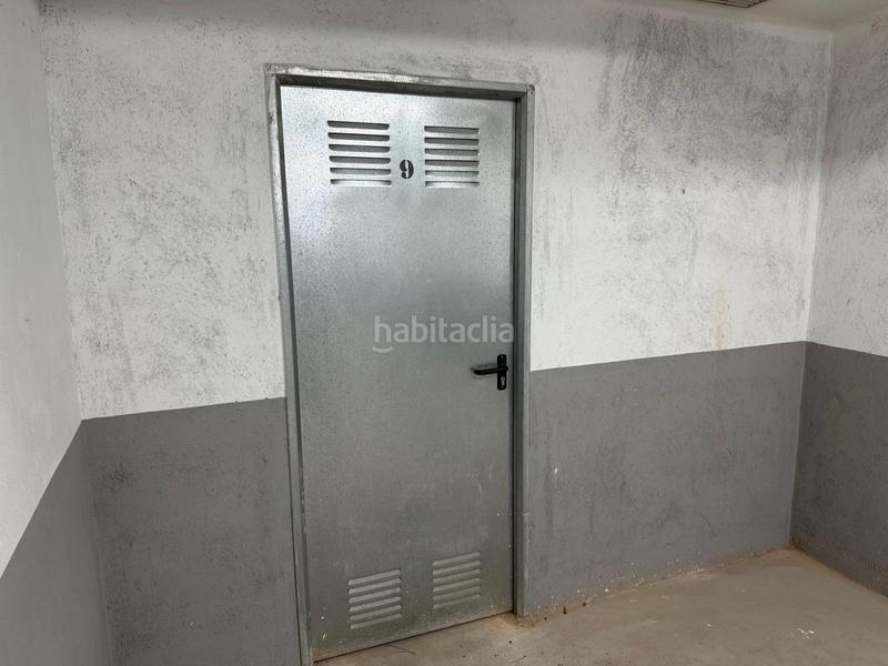 Foto f3257386-e887-40fa-88b0-fd4413c86596. Parking voiture dans Santa Eugenia Girona