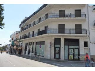 Geschäftsraum  Avinguda camí dels capellans. Local esquinero de 181 m2 con fachada de 14 metros. excelente ub