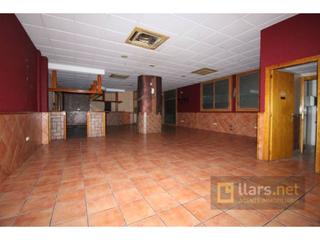 Local commercial à Carrer almogàvers 50. Local esquinero de 231 m2. situado en la población de les roquet