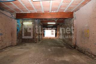 Lloguer Local Comercial  Carrer del taronger. Local diàfan amb pati privat al costat de la plaça fàbrica nova
