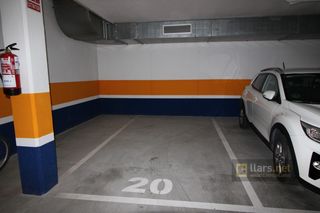 Location Parking voiture  Carrer antoni maria alcover. Plaça de pàrquing en lloguer a les llunes