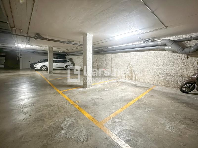 Foto 6fab71cb-2926-494e-8386-dff3f3db61b0. Aparcament cotxe a Centrevila Vilanova i la Geltrú