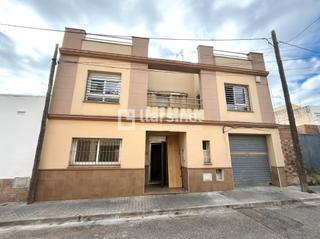 Casa adossada  Carrer riu guadalquivir. Casa adossada de 4 habitacions, garatge privat i terrasses exter