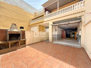 Casa adossada  Carrer ermengardis. Espai, llum i comoditat en una casa amb 4 habitacions, 3 terrass