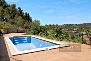 Chalet à Carrer de venus 20. Espectacular casa de 4 habitacions amb jardí, piscina, garatge p