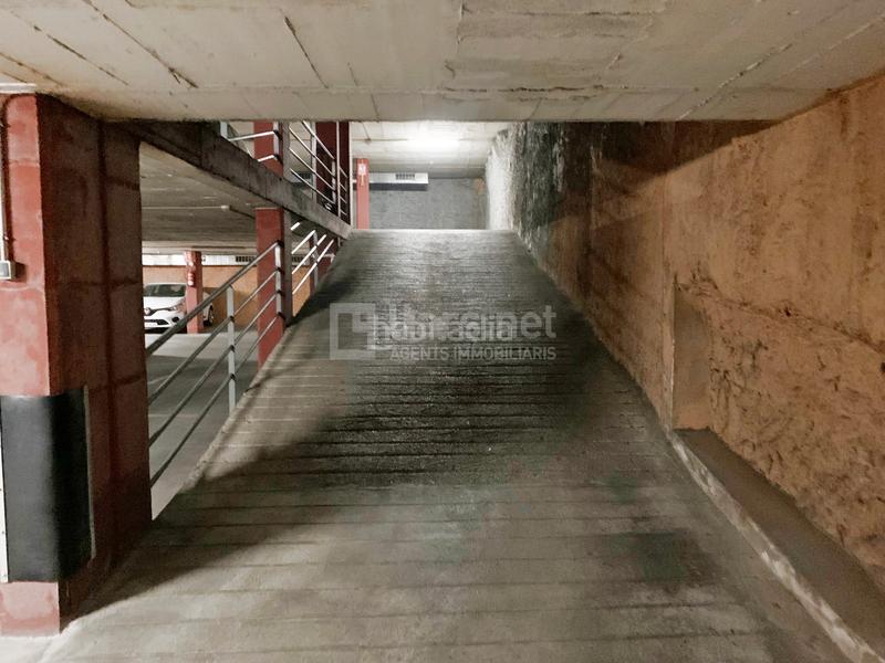 Foto b4666222-402f-4d8d-82ab-de9ba44ef74e. Parking voiture dans Centrevila Vilanova i la Geltrú