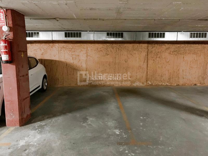 Foto fc8c7e1e-6b4b-4a14-bfbe-147401e3f553. Parking voiture dans Centrevila Vilanova i la Geltrú