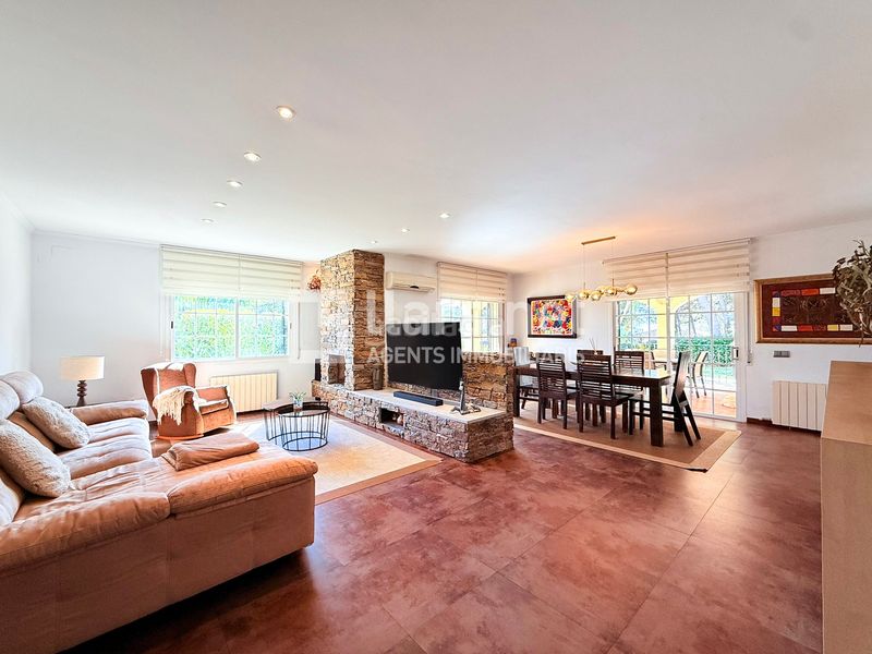 Foto 0253e231-9f64-4ccb-97ce-ac4eed4d717a. Casa amb xemeneia calefacció aparcament piscina a Cunit