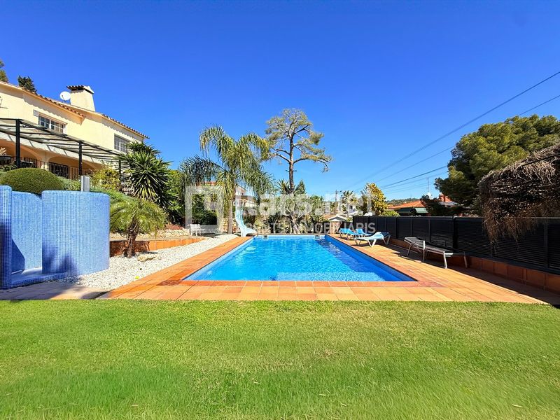 Foto 291e66c2-c8a1-4d1e-aacd-c1a5ae5be89e. Casa amb xemeneia calefacció aparcament piscina a Cunit