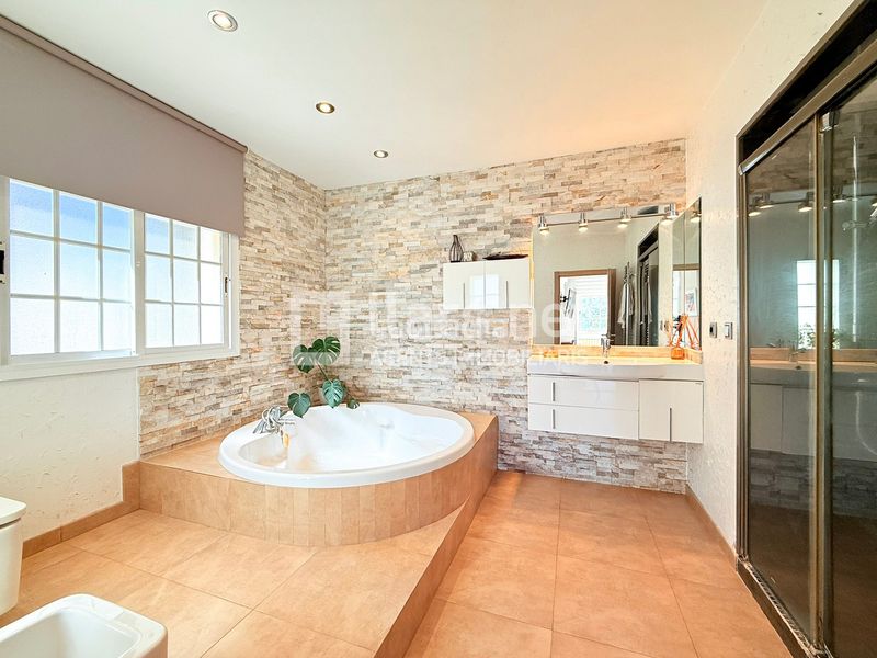 Foto 2fe67f66-ed8f-45da-9a65-2a58c1d29de4. Casa amb xemeneia calefacció aparcament piscina a Cunit