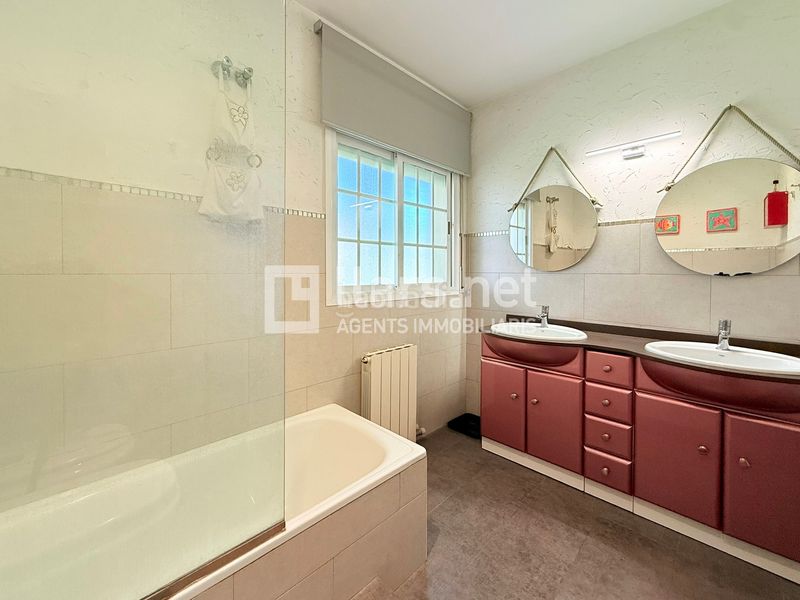 Foto 5dacb270-8bee-4101-bb1a-f2b8f185927b. Casa amb xemeneia calefacció aparcament piscina a Cunit