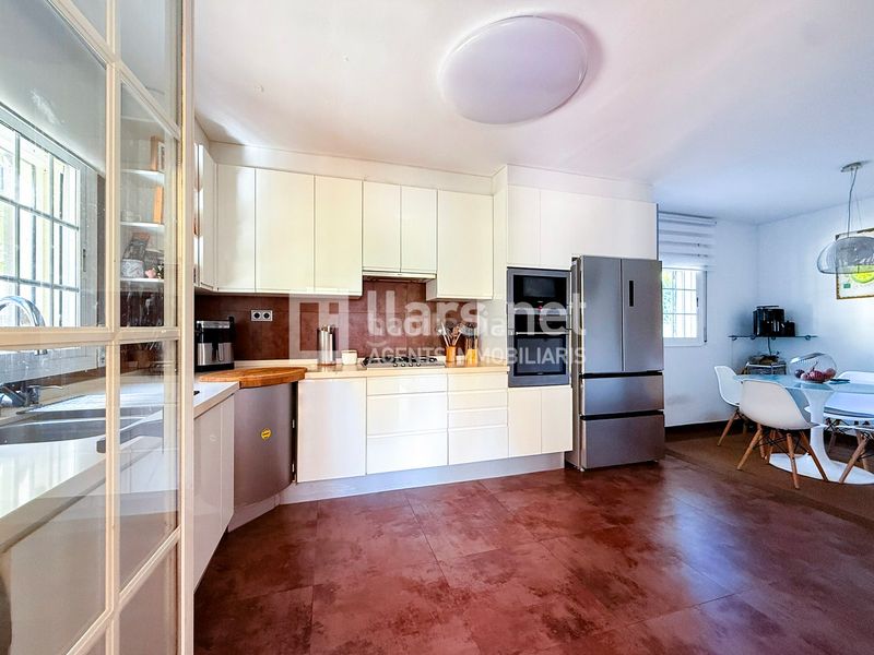 Foto 6670dde6-368e-4f1b-849f-bff33290bc2e. Casa amb xemeneia calefacció aparcament piscina a Cunit