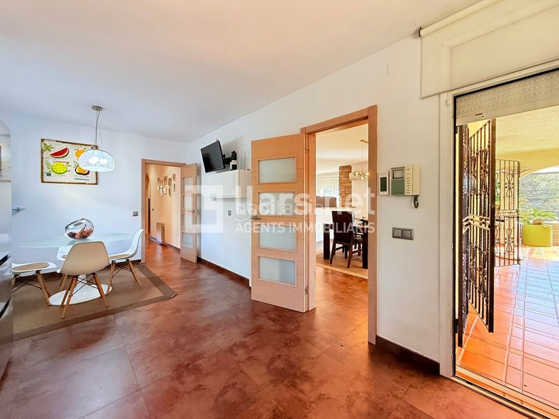 Foto 89f53e43-a125-4317-9a43-7288cfafd62e. Casa amb xemeneia calefacció aparcament piscina a Cunit