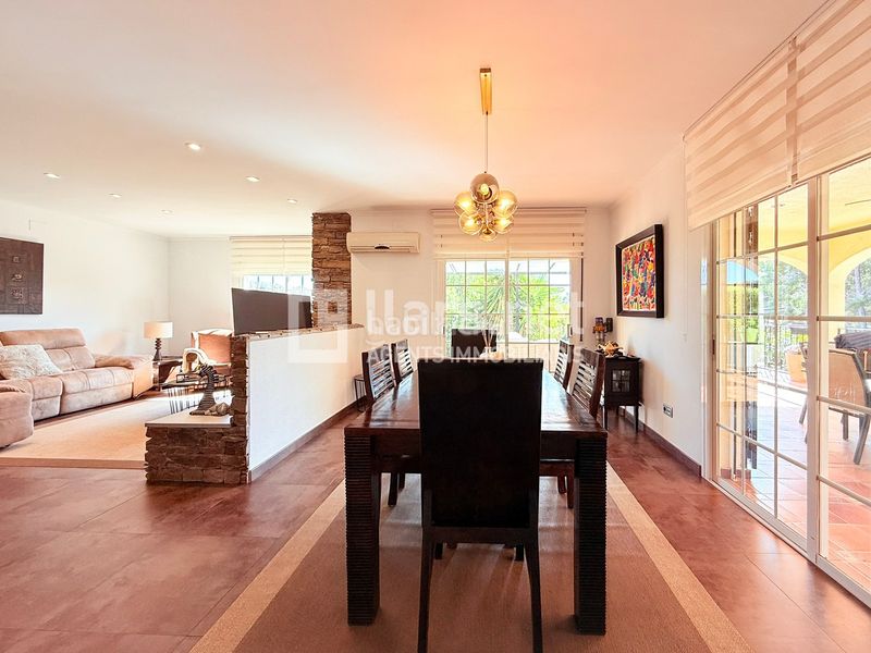 Foto a2dfd70d-6cb8-4efb-84ff-557000b569b1. Casa amb xemeneia calefacció aparcament piscina a Cunit