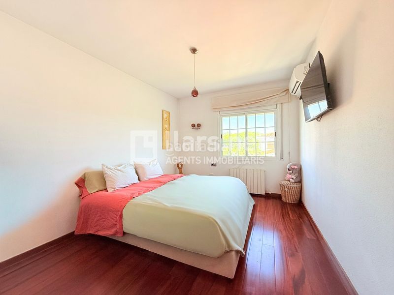 Foto c0ec2ba2-e4a7-4a10-9c82-96a3a3389a73. Casa amb xemeneia calefacció aparcament piscina a Cunit