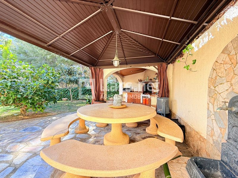 Foto c8ea0677-96f8-4095-abeb-024c3a48406e. Casa amb xemeneia calefacció aparcament piscina a Cunit