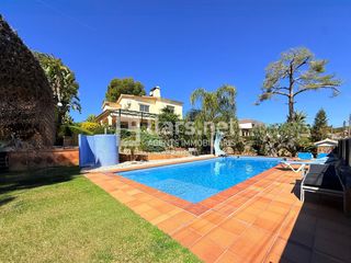 Casa a Carrer mar carib 7. Casa de 547 m� amb piscina privada i 5 habitacions a cunit