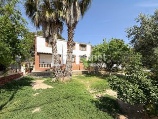 Casa a Carrer riu gai� 22. Casa de 200 m� amb parcel�la de 1.695 m�, piscina i 6 habitacion