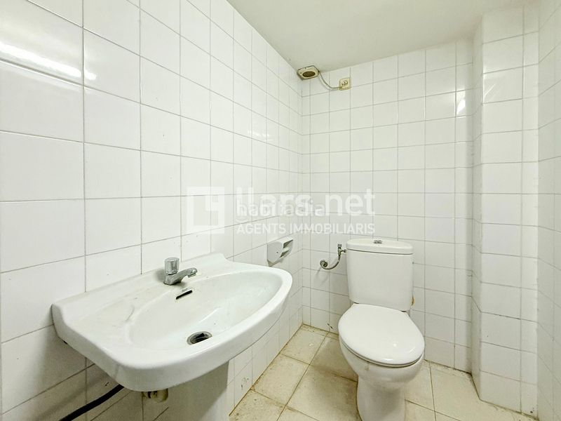 Foto b6d085af-7499-4f4b-be6d-8df7fbf4f5c2. Local comercial local de 72 m² amb accés per a vehicle i altell. al costat de l’estació en Vilanova i la Geltrú