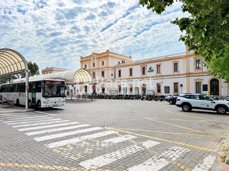 Foto bd670c56-4ed9-4e53-8943-ca842aeb333a. Local comercial local de 72 m² amb accés per a vehicle i altell. al costat de l’estació en Vilanova i la Geltrú