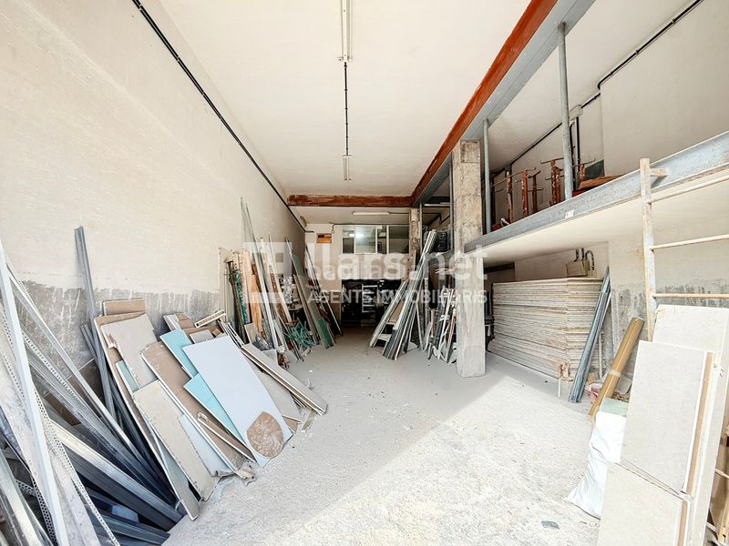 Foto c30d0a12-af9d-4d39-ac4e-a34a53c819ec. Local comercial local de 72 m² amb accés per a vehicle i altell. al costat de l’estació en Vilanova i la Geltrú