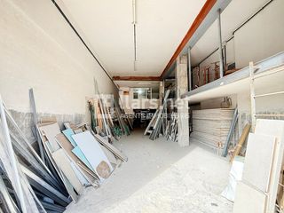 Gesch�ftsraum in La Geltr�-Sant Jordi. Local de 72 m� amb acc�s per a vehicle i altell. al costat de l�