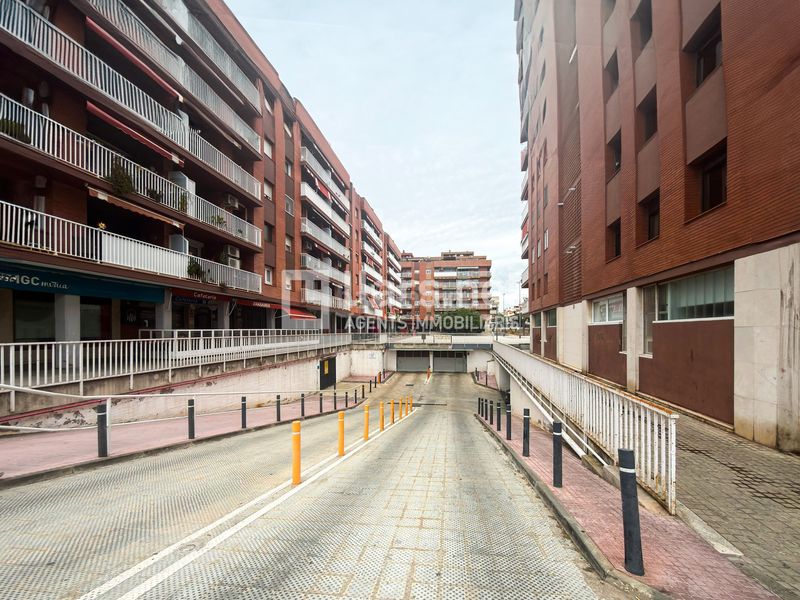 Foto dd1846e4-8b80-40aa-b815-69906842b43c. Parking coche garatge en venda en centre en Centrevila Vilanova i la Geltrú
