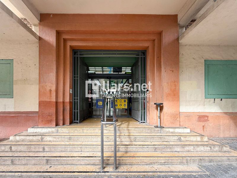 Foto d8fca0a5-80d1-4ac0-909b-10cf1b647a05. Local comercial parada de carnisseria al mercat del centre en Vilanova i la Geltrú