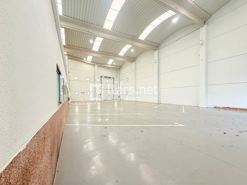 Foto 3735f9f5-57e3-42e7-9cb2-27fb0ae92735. Nave industrial exclusiva nau industrial de més de 1.100 m² distribuïts en tres nivells, amb espais logístics, oficines i gran capacitat operativa en Vilanova i la Geltrú