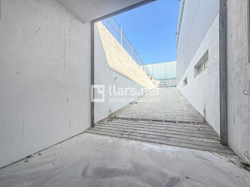 Foto 3df1e4f0-81a0-4dd2-a162-a90302d88941. Nave industrial exclusiva nau industrial de més de 1.100 m² distribuïts en tres nivells, amb espais logístics, oficines i gran capacitat operativa en Vilanova i la Geltrú